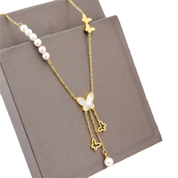 🎁 Mother of Pearl Butterfly Necklace - Picture 4 of 9